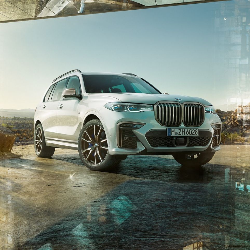 BMW X7 M50d: вид спереду три чверті BMW X7 M50d: стоячи, білий BMW X7 вид спереду три чверті
