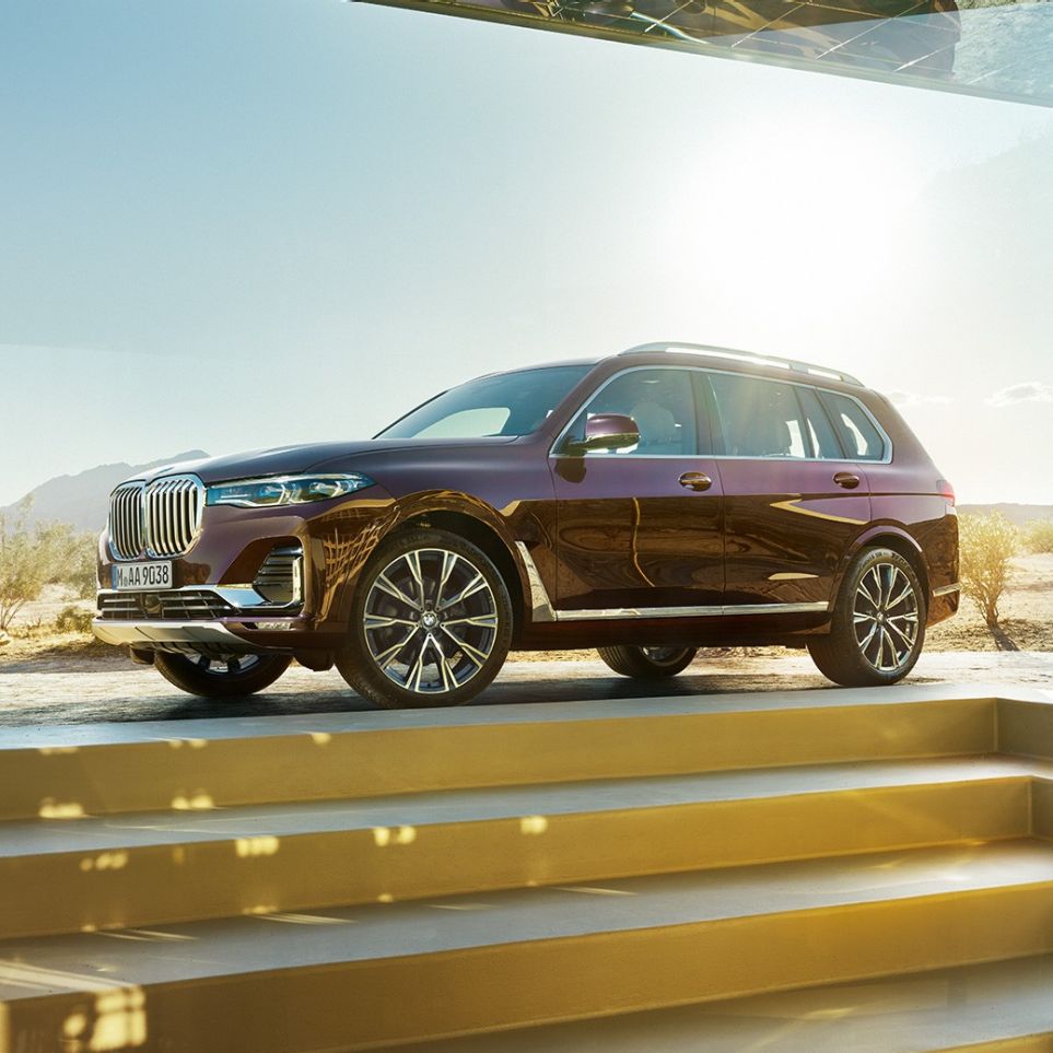 BMW X7 в Ametrin Metallic, що стоїть з бокової перспективи BMW X7 в Ametrin Metallic, що стоїть з бокової перспективи