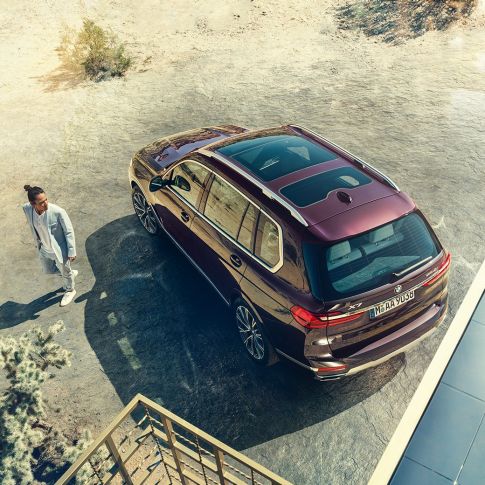 BMW Individual X7 xDrive40i, бічна перспектива BMW X7 в Ametrin Metallic, що стоїть з бокової перспективи