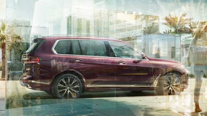 BMW Individual X7 40i xDrive, вид збоку BMW X7, що стоїть, в Ametrin Metallic з виду збоку