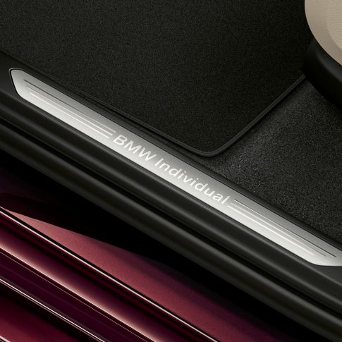 Освітленні пороги з буквами BMW Individual Крупний план освітлених порогів з буквами BMW Individual