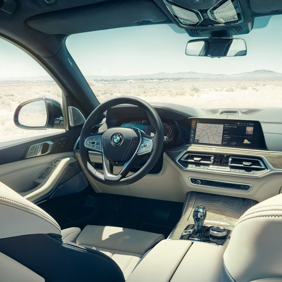 BMW Live Cockpit Professional BMW Live Cockpit Professional: Вид ззаду в перший ряд сидінь з видом на кермо та панель приладів