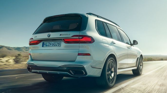 BMW X7 M50d: задний снимок BMW X7 M50d: задний снимок вождения, белый BMW X7
