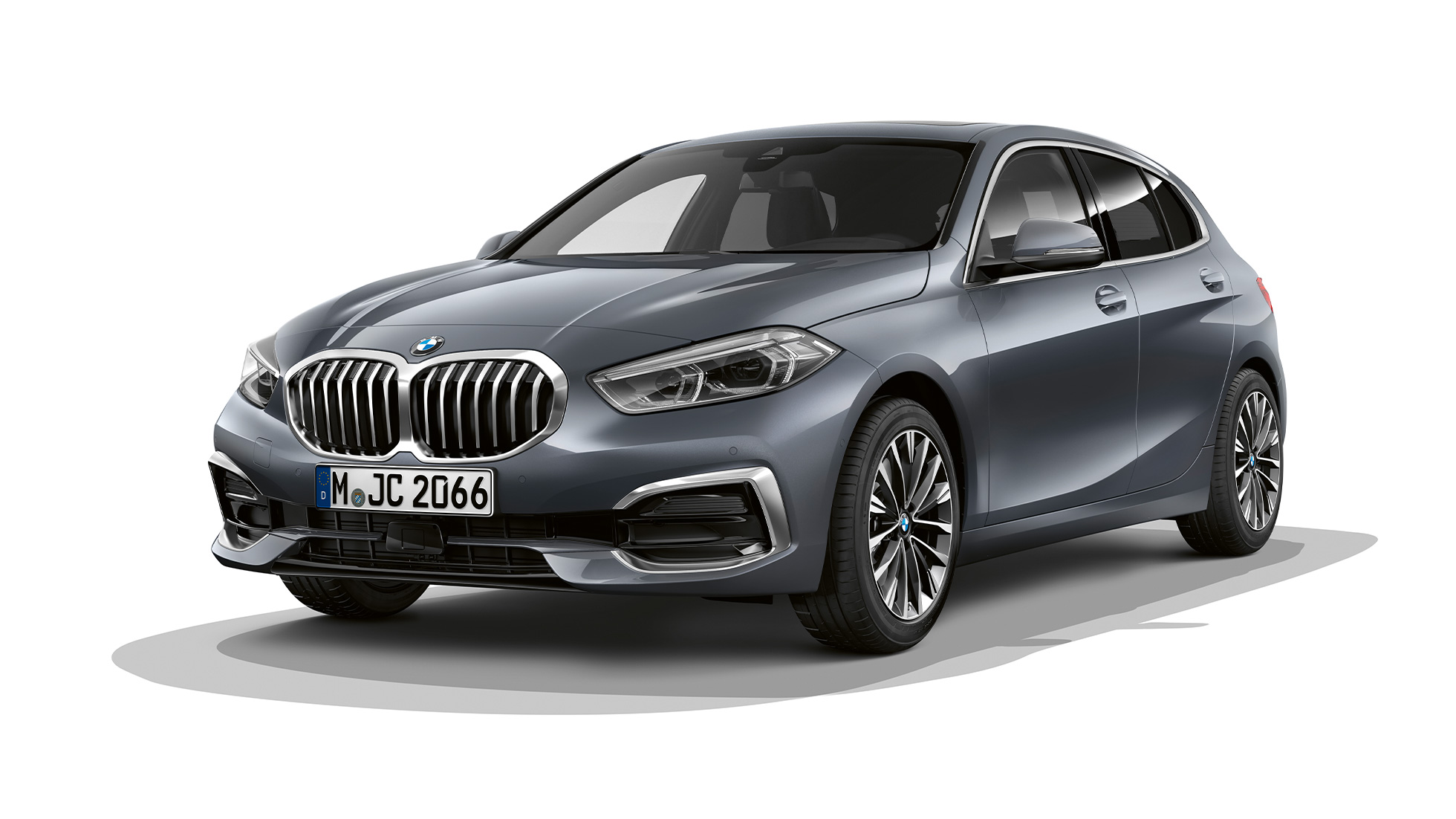 BMW 1 серии модель Luxury Line, вид спереди с поворотом в три четверти. BMW 1 серии модель Luxury Line в Storm Bay металлик, студийный снимок спереди с поворотом в три четверти.