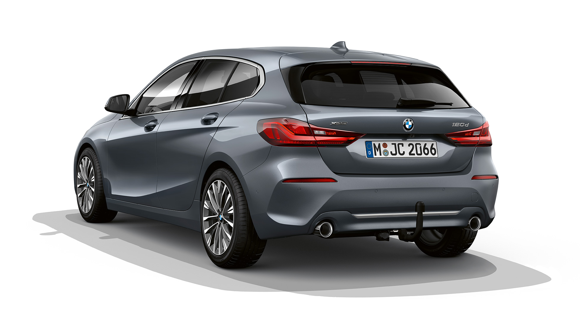 BMW 1 серии модель Luxury Line, вид спереди с поворотом в три четверти. BMW 1 серии модель Luxury Line в Storm Bay металлик, студийный снимок сзади с поворотом в три четверти.