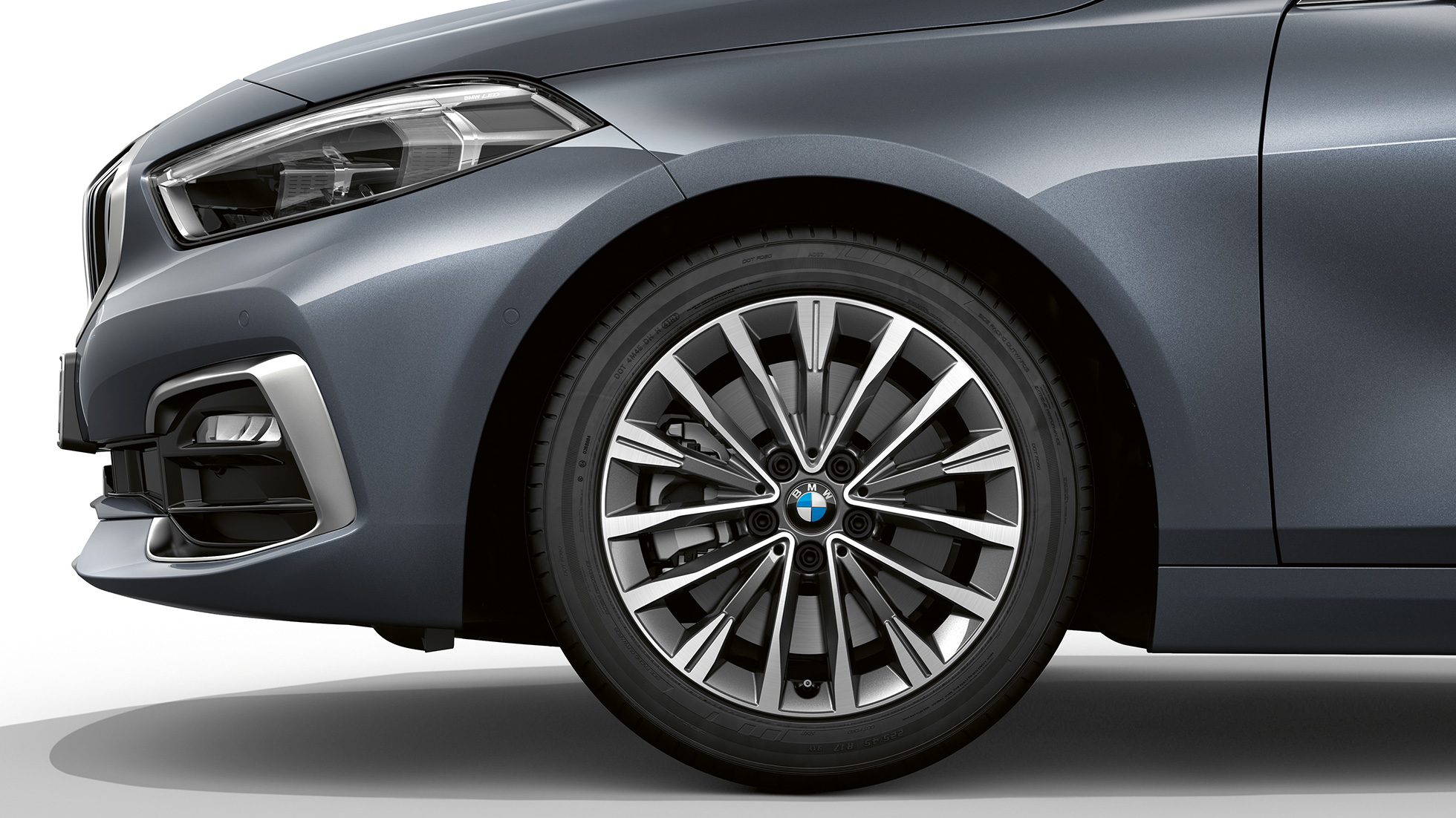 17'' легкосплавные дискаи в стиле Multispoke 547. BMW 1 серии модель Luxury Line в Storm Bay металлик, вид сбоку спереди с 17'' легкосплавными дисками в стиле Multispoke 547.