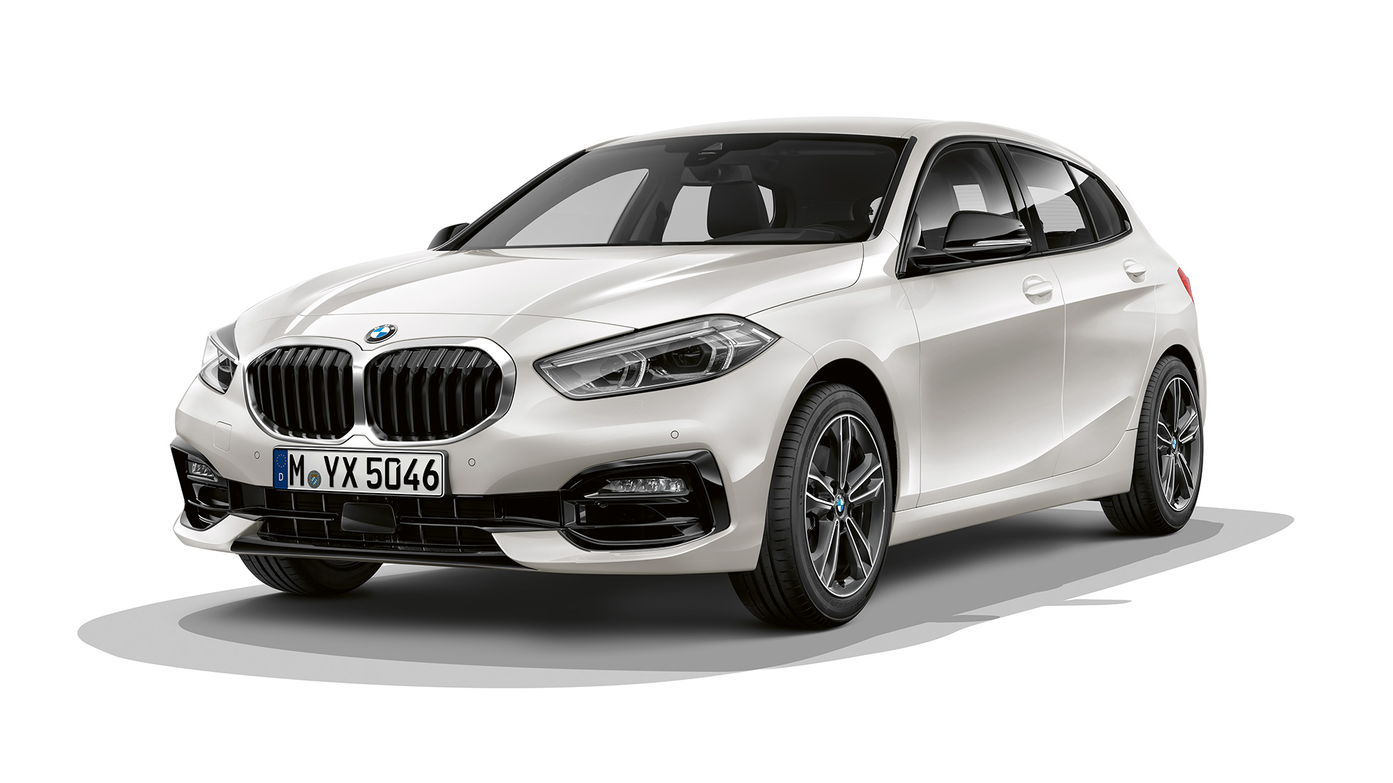 BMW 1 серии модель Sport Line, вид спереди с поворотом в три четверти. BMW 1 серии модель Sport Line в Mineral White металлик, студийный снимок спереди с поворотом в три четверти.