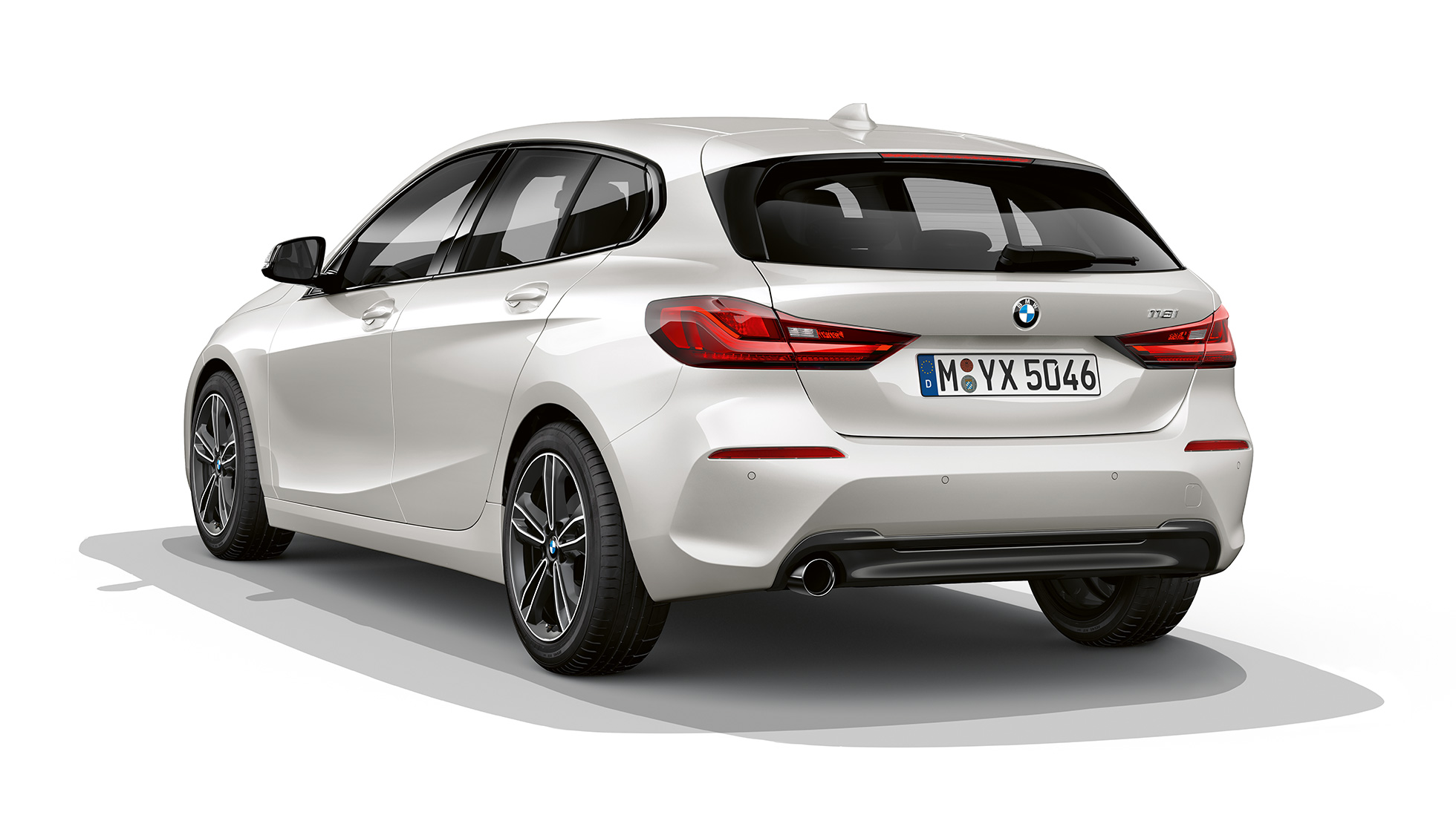 BMW 1 серии модель Sport Line, вид сзади с поворотом в три четверти. BMW 1 серии модель Sport Line в Mineral White металлик, студийный снимок сзади с поворотом в три четверти.