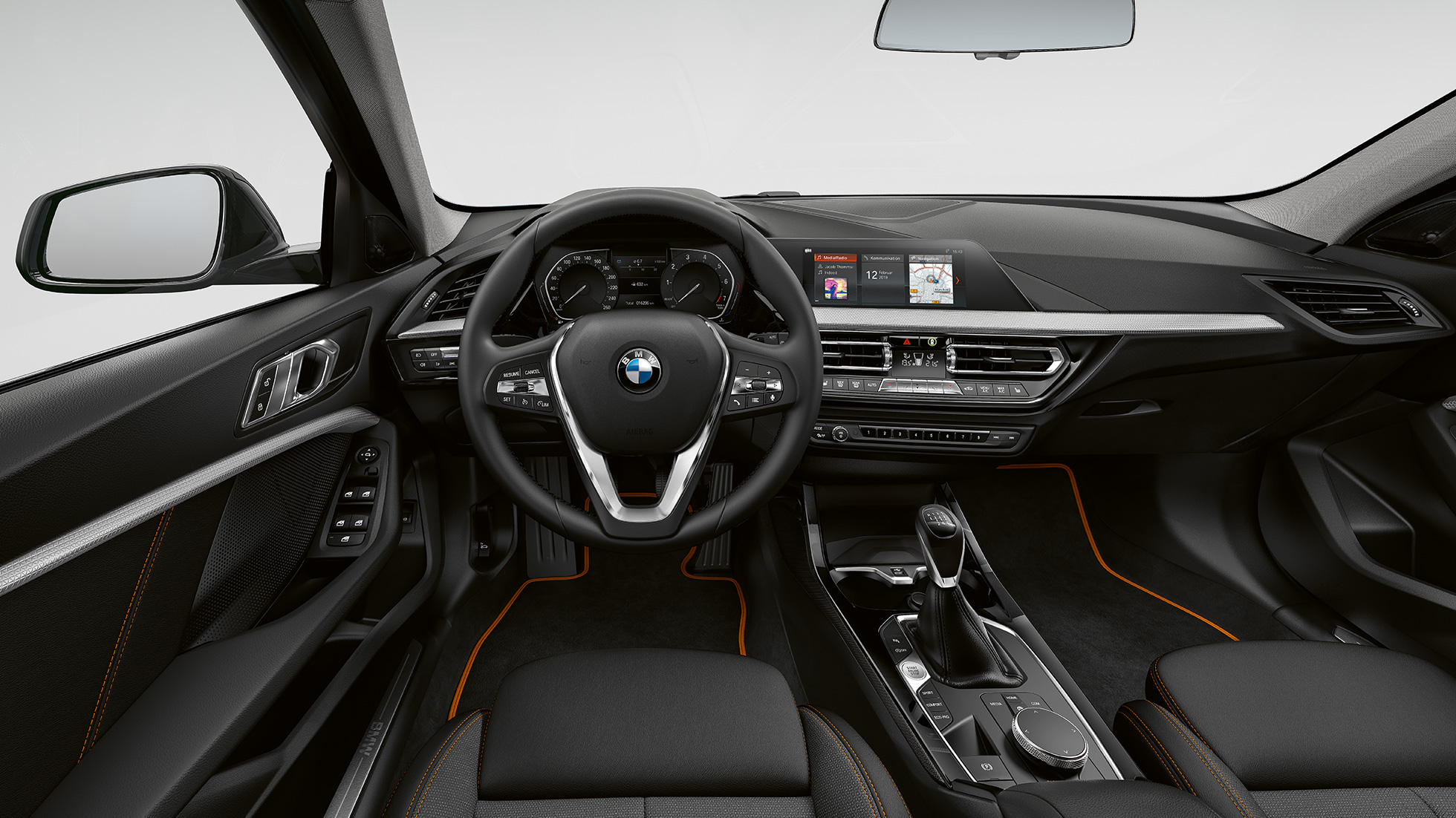 Cпортивное кожаное рулевое колесо. BMW 1 серии модель Sport Line, кабина со спортивным кожаным рулевым колесом.
