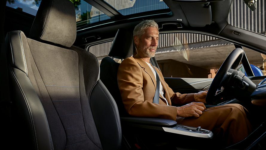 BMW 2 серии Active Tourer с мягкой гибридной технологией U06 2021 BMW 2 серии Active Tourer с мягкой гибридной технологией U06 2021, кокпит с человеком за рулем