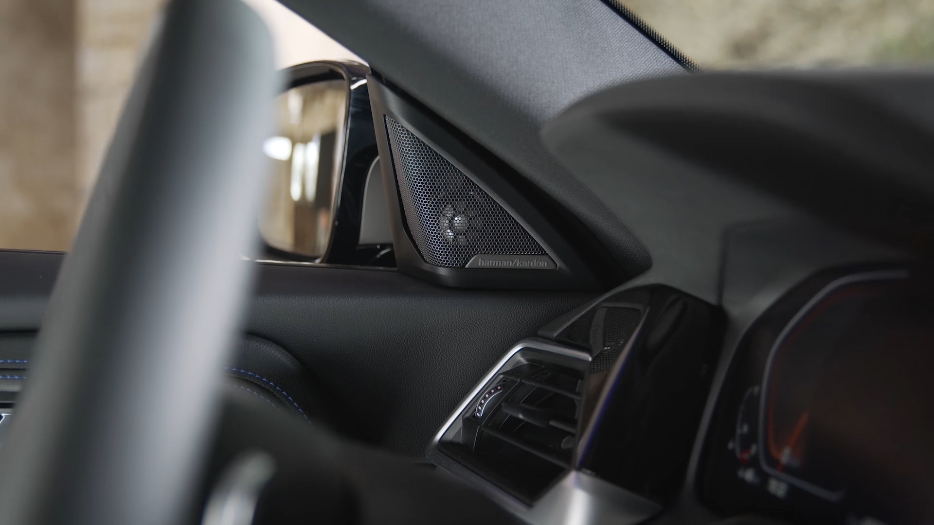 Intelligent Personal Assistant и Connected Music Intelligent Personal Assistant и Connected Music