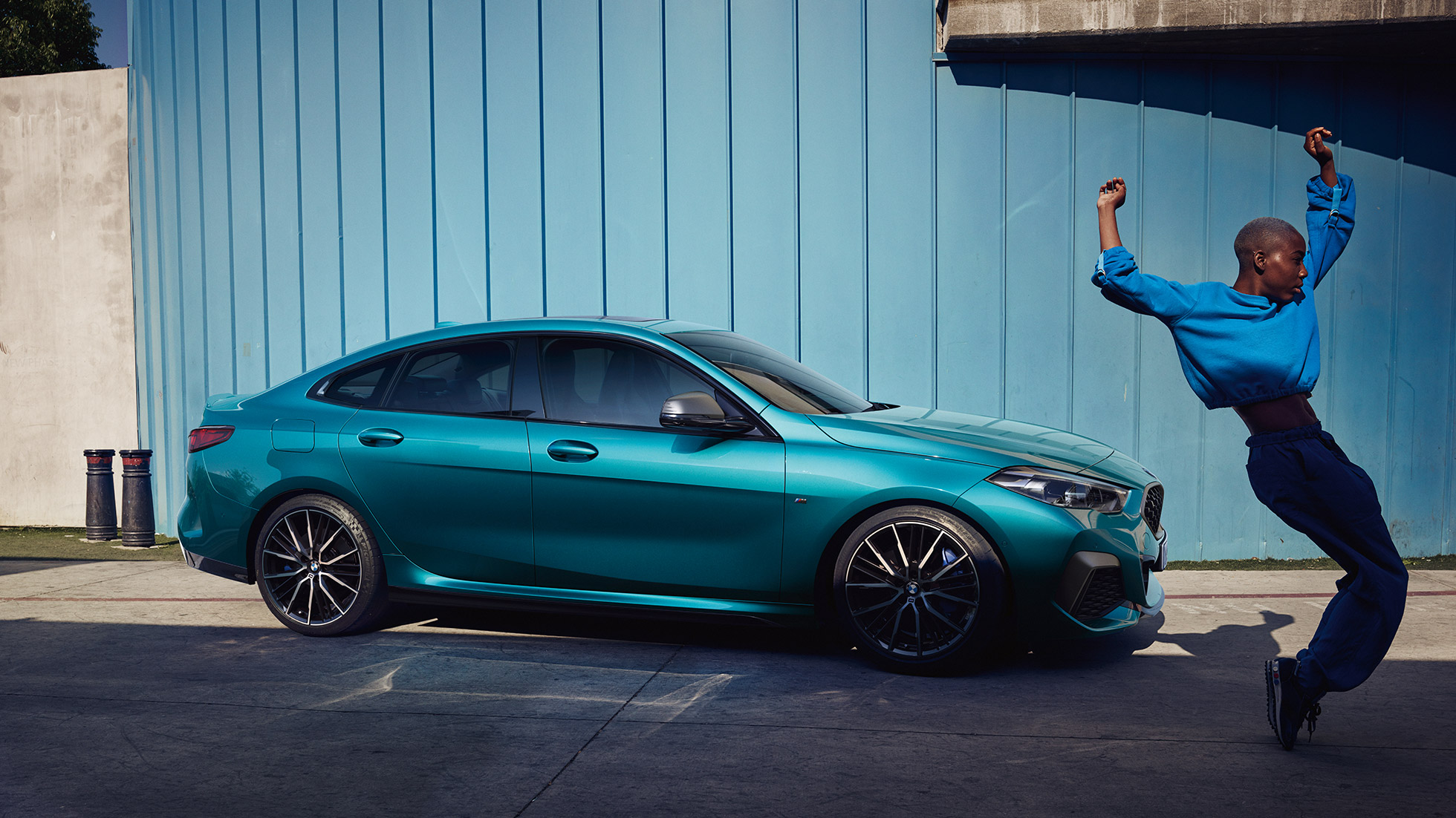 Силуэт купе BMW 2 серии Gran Coupé Силуэт купе BMW 2 серии Gran Coupé Snapper Rocks Blue металлик F44 2020 вид сбоку