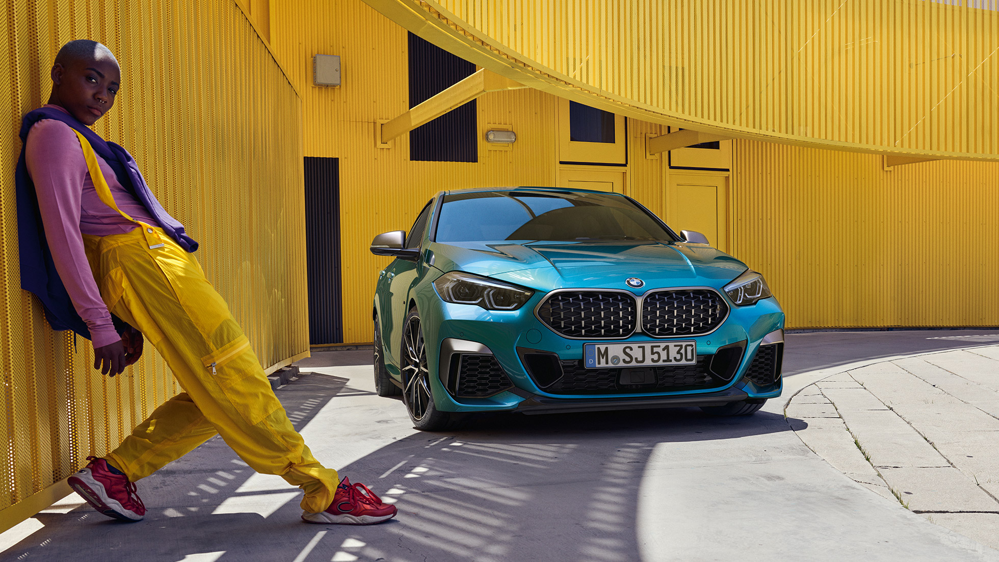 Передняя часть BMW 2 Series Gran Coupé BMW 2 серии Gran Coupé с двойной решеткой в сетчатом дизайне Snapper Rocks Blue металлик F44 вид спереди с поворотом в три четверти