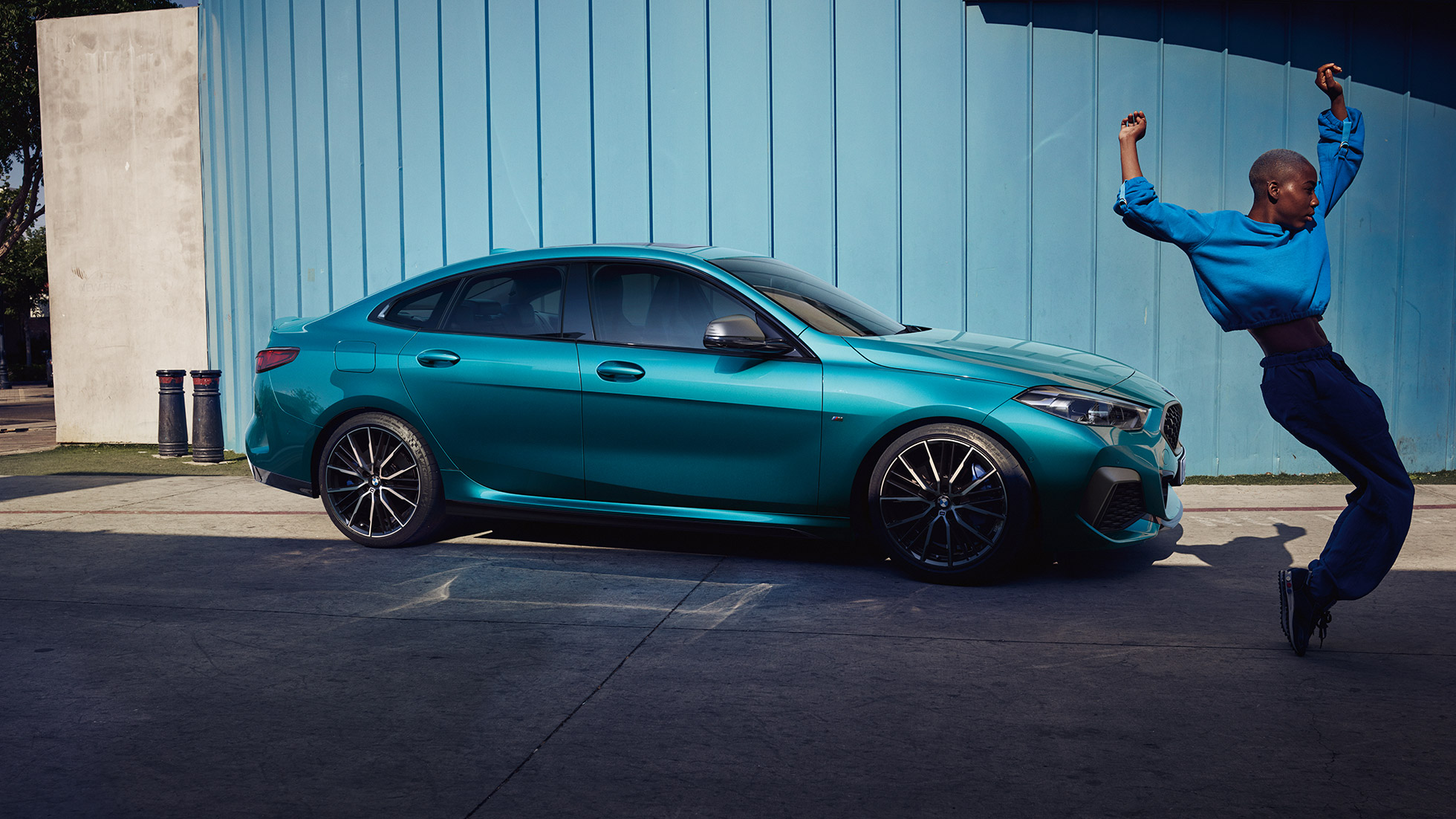 Привлекательный силуэт купе BMW 2 серии Gran Coupé Привлекательный силуэт купе BMW 2 серии Gran Coupé Snapper Rocks Blue металлик F44, вид сбоку