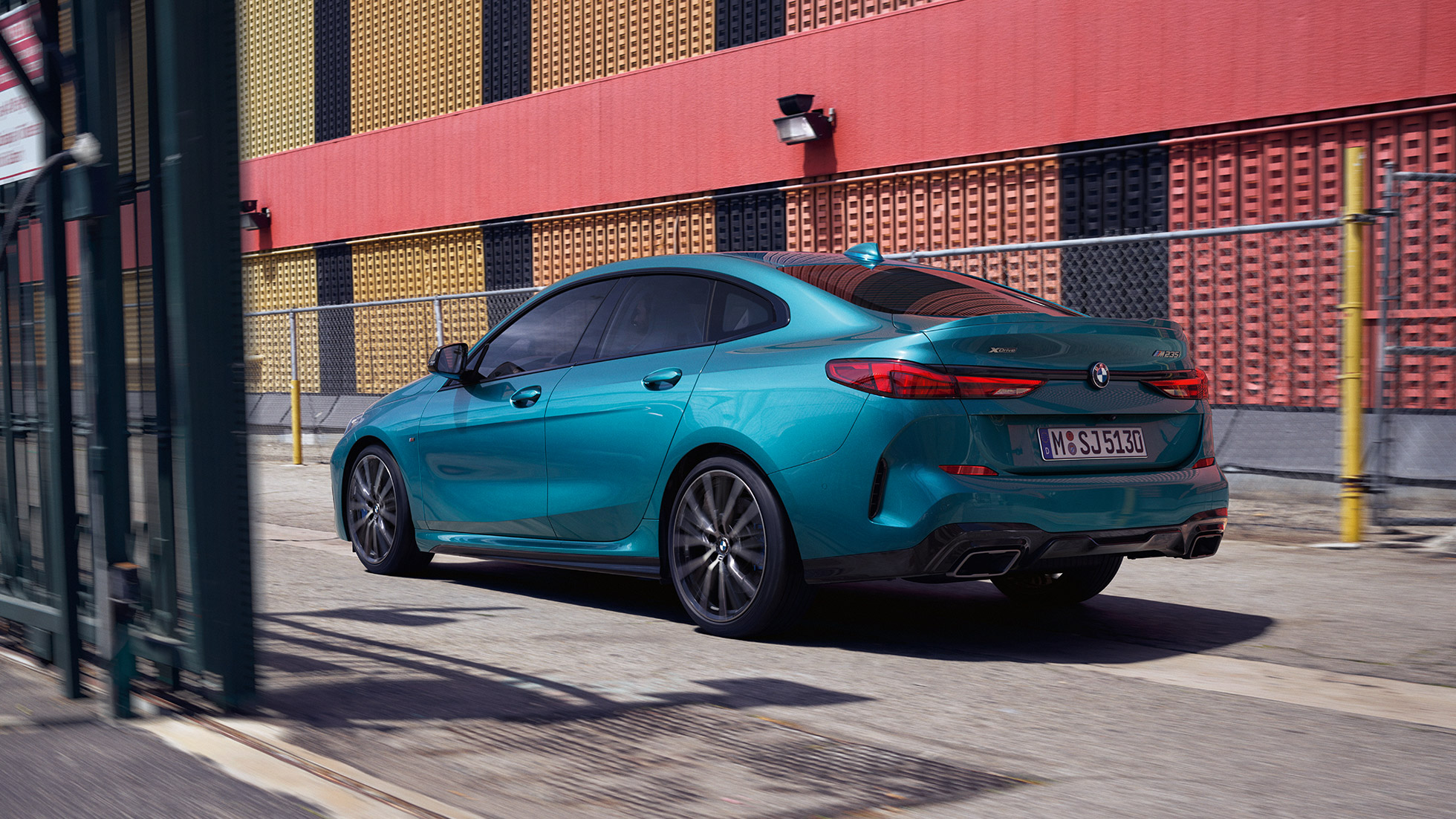 Прогрессивный дизайн BMW 2 серии Gran Coupé Прогрессивный дизайн BMW 2 серии Gran Coupé Snapper Rocks Blue металлик F44 вид сбоку с поворотом в три четверти