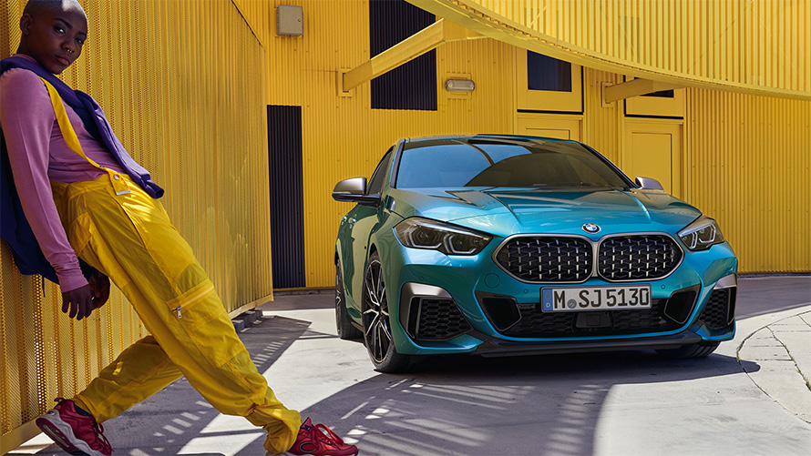 BMW 2 серии Gran Coupe F44, двойная решетка радиатора сетчатого дизайна, Синий Снэппер Рокс металлик, вид спереди в три четверти