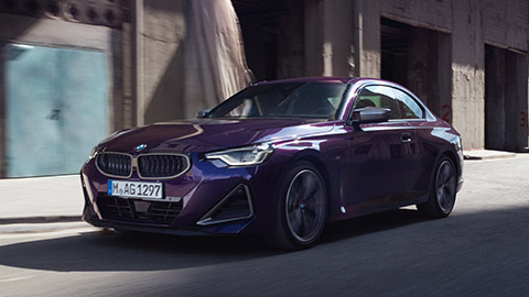 BMW 2 Серии BMW 2 Серии Coupé G42 вид спереди с поворотом в три четверти, в движении на улице