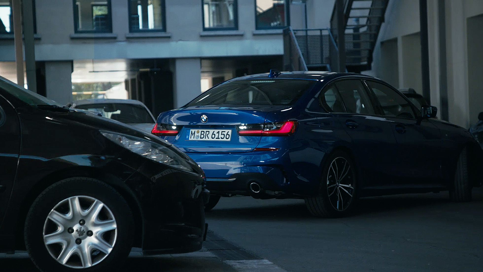 BMW 3 серии Седан, детали M Performance. Вид спереди седана BMW 3 серии с деталями M Performance с поворотом в одну четверть.