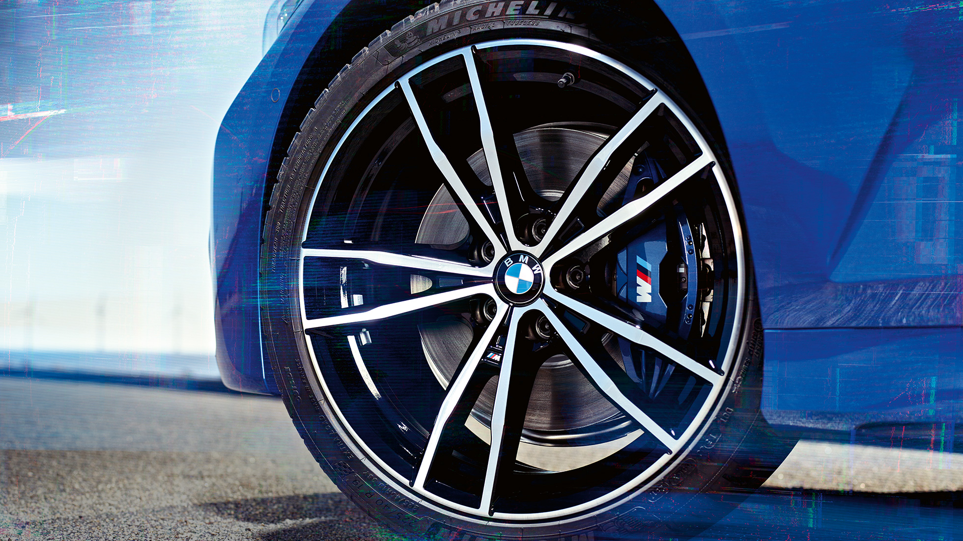 BMW 3 серии Седан, легкосплавные диски 791 М. Крупный план 19-дюймовых легкосплавных дисков 791 M Jet Black седана BMW 3 серии.
