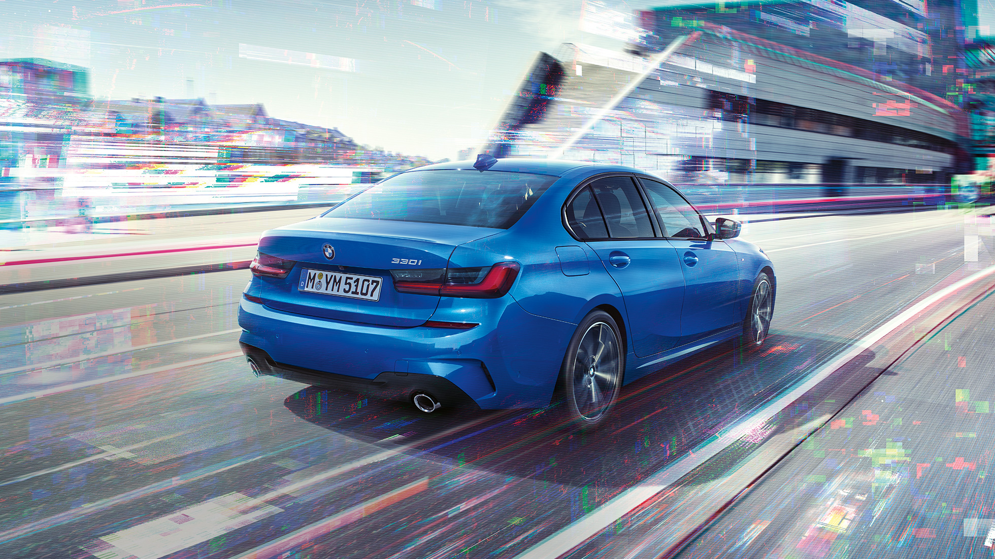 BMW 3 серии Седан, боковой задний снимок. Вид сзади седана BMW 3 серии в день перед городской обстановкой с поворотом в три четверти.