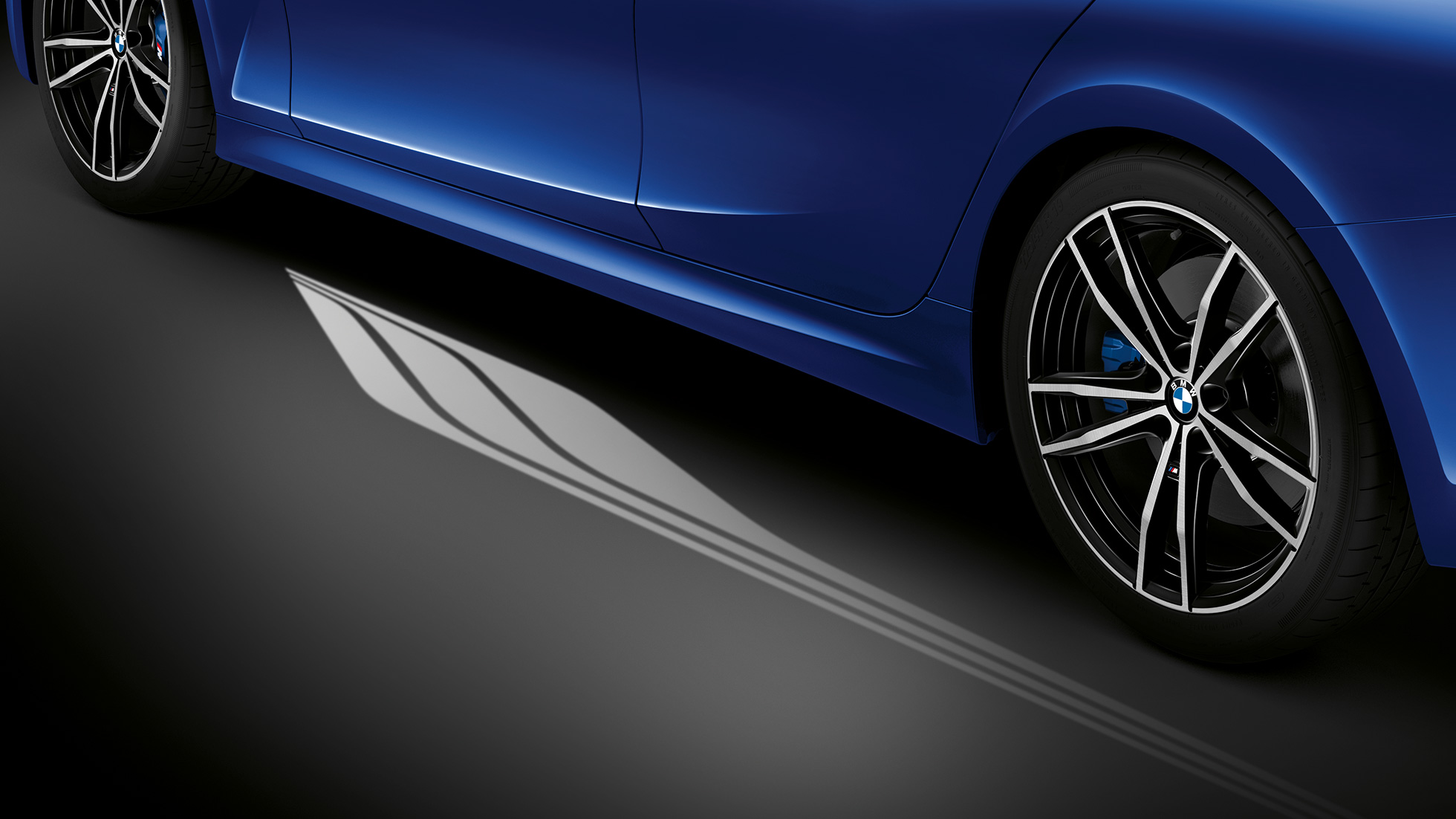 BMW 3 серии Седан, подсветка Welcome Light Carpet. Подробный вид сбоку на открытую водительскую дверь с Welcome Light Carpet.
