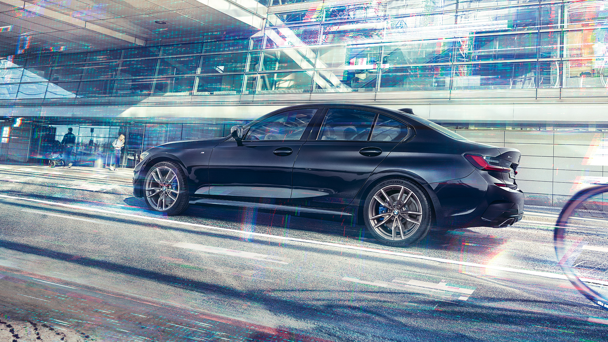 BMW 3 серии Седан, BMW M340i xDrive. Вид сбоку на BMW M340i xDrive перед городским зданием.