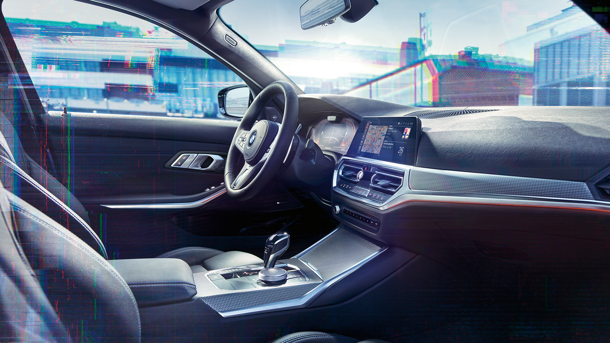 BMW 3 серии Седан, приборная панель М Крупный план интерьера седана BMW 3 серии с боковым обзором кабины и комбинацией приборной панели с дисплеем M.