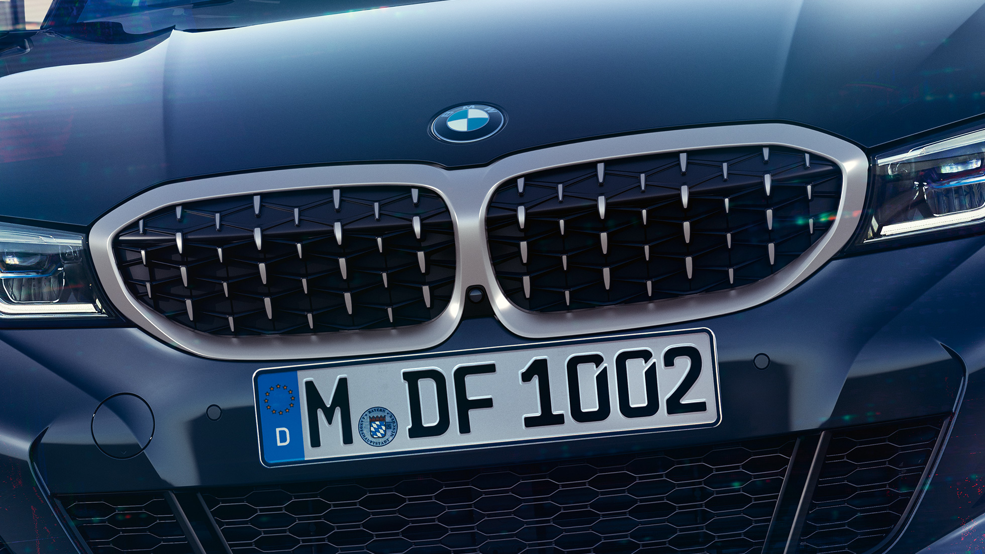 BMW 3 серии Седан, сдвоенная решетка радиатора BMW. Передний крупный план сдвоенной решетки радиатора BMW с сетчатым дизайном седана BMW 3 серии M340i xDrive.