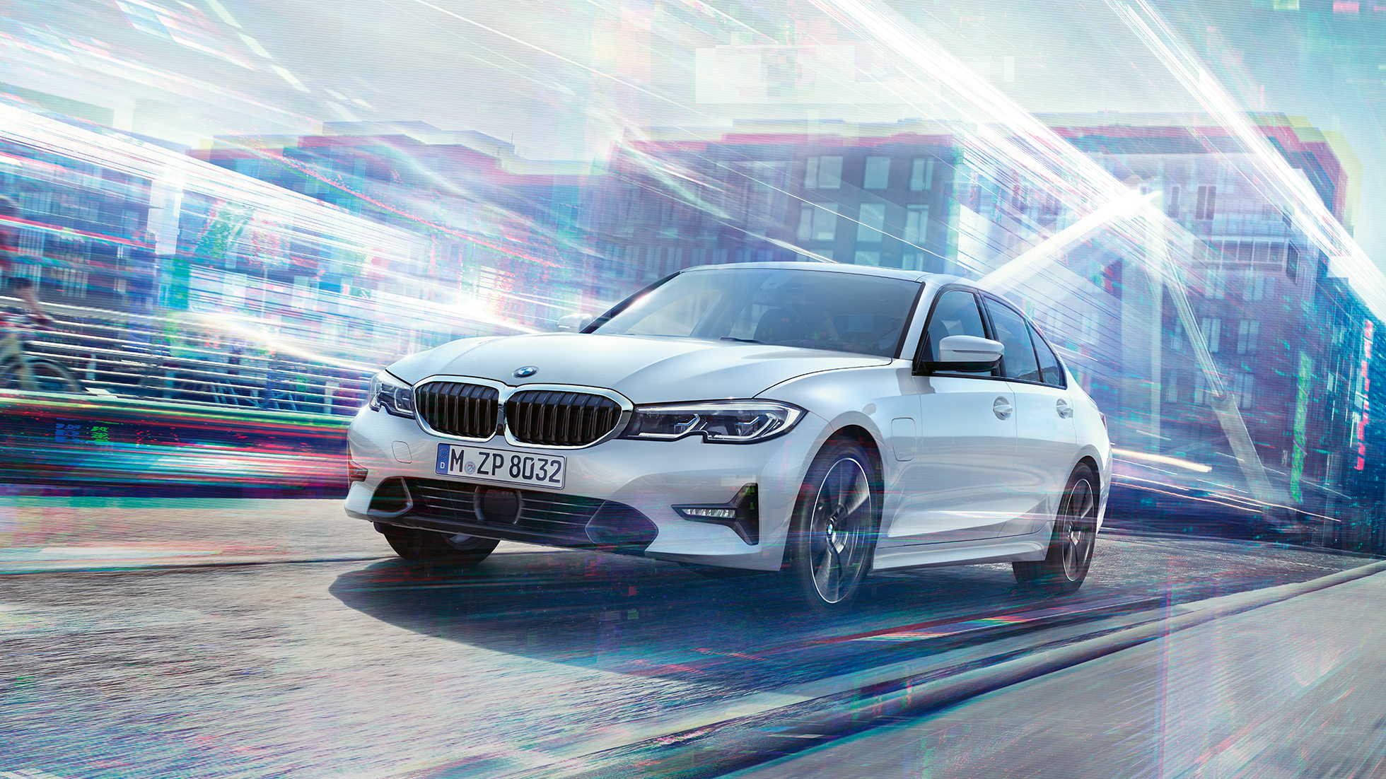 BMW 3 серии Седан 330e в движении. BMW 3 серии Седан 330е в движении на городском фоне.
