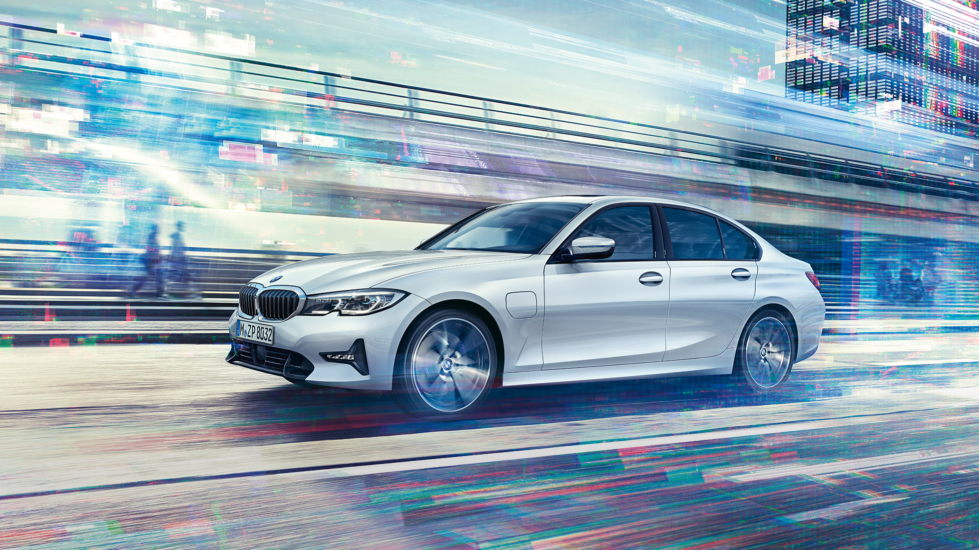 BMW 3 серии Седан, вид сбоку седана BMW 3 серии 330е в движении. Вид сбоку седана BMW 3 серии 330е в движении на городском фоне.
