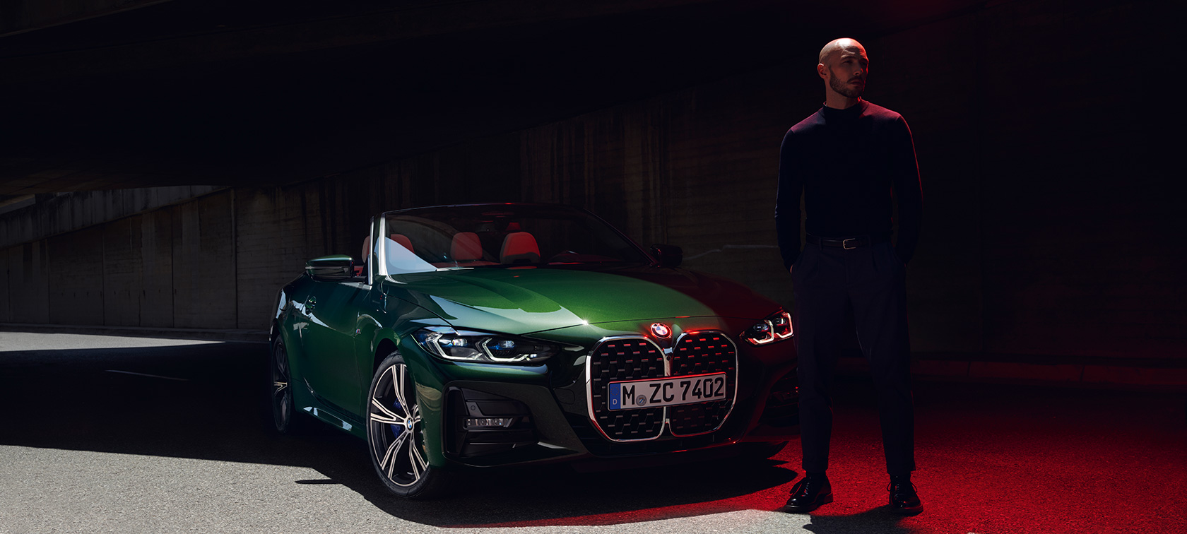 Вид спереди BMW 4 серии Cabrio G23 2020 BMW 4 серии Cabrio G23 2020 "Зеленый Сан-Ремо металлик", вид спереди с моделью