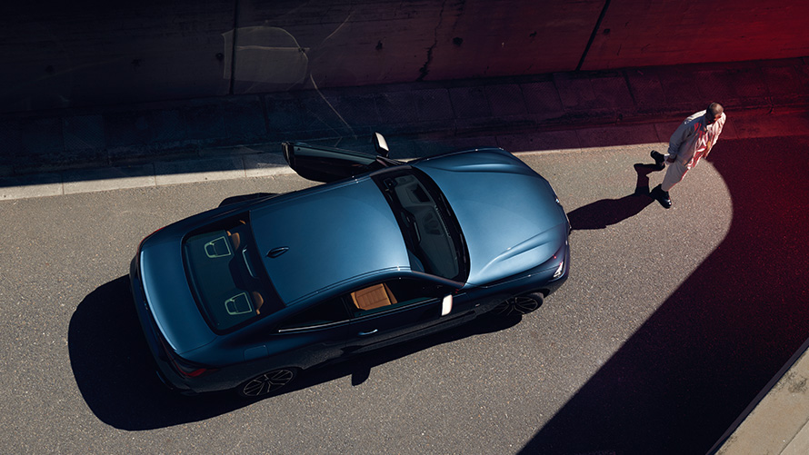 Фотомодель и BMW 4 серии Coupe G22 2020 года, цвет «Синий Арктик Рэйс» металлик, вид сверху