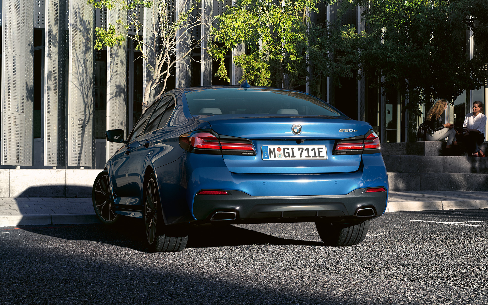 Объемные задние фонари седана BMW 5 серии G30 Объемные задние фонари седана BMW 5 серии G30 Facelift 2020 в цвете Phytonic Blue крупным планом сзади