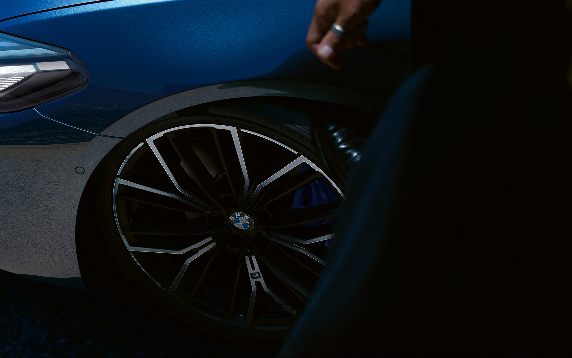Легкосплавные диски M Y-spoke 846 M на седане BMW 5 серии G30 Легкосплавные диски M Y 846 M на седане BMW 5 серии G30 Facelift 2020 в цвете Phytonic Blue крупным планом