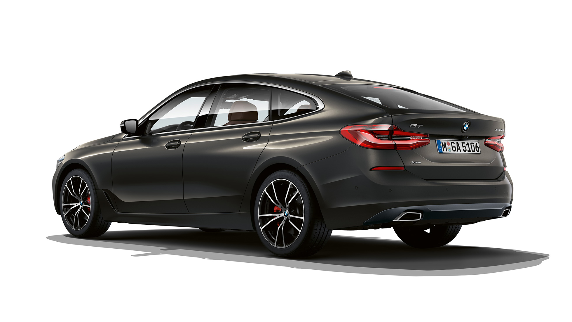 Задняя часть кузова BMW 6 серии GT G32 2020 года, оснащение Luxury Line BMW 6 серии GT G32 640d xDrive 2020 года, оснащение Luxury Line, цвет «Серый Дравит», вид сзади с поворотом в три четверти