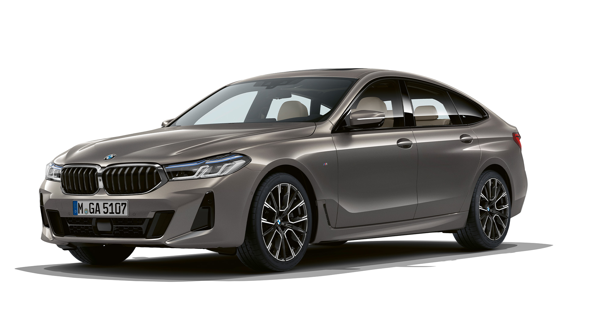BMW 6 серии GT G32 2020 года с пакетом M Sport BMW 6 серии GT G32 640i xDrive 2020 года с пакетом M Sport, цвет «Серый Бернина» с эффектом янтарного мерцания, вид спереди с поворотом в три четверти