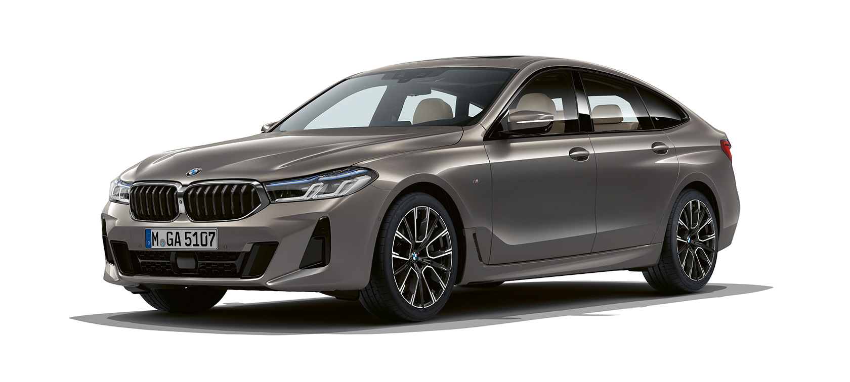 BMW 6 серии GT G32 2020 года BMW 6 серии GT 640i xDrive G32 2020 года, цвет «Серый Бернина», вид спереди с поворотом в три четверти