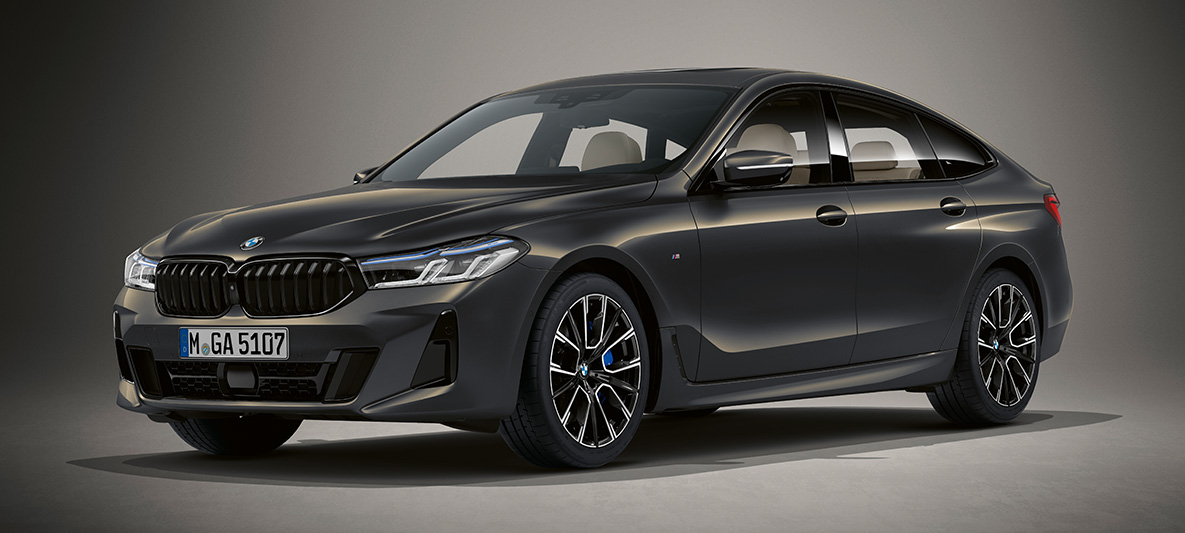 BMW 6 серии GT G32 2020 года, цвет «Серый Дравит» металлик BMW Individual BMW 6 серии GT G32 2020 года, цвет «Серый Дравит» металлик BMW Individual, вид спереди с поворотом в три четверти в неподвижном состоянии