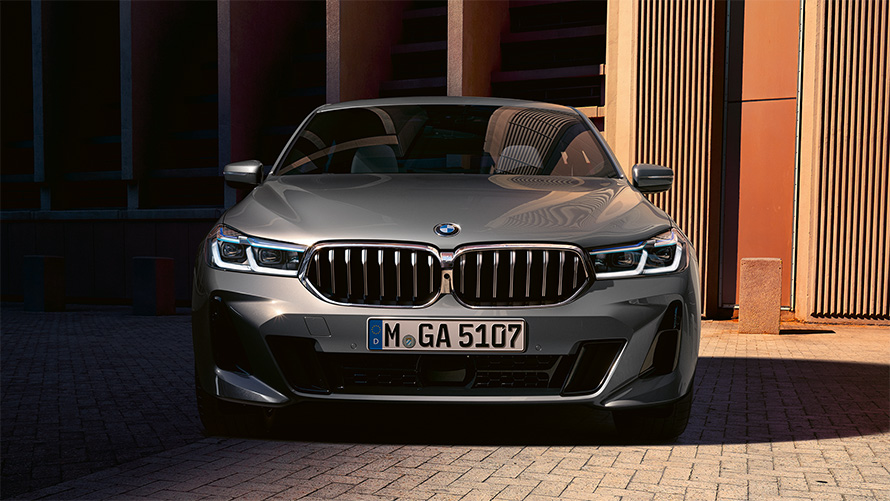Дизайн передней части BMW 6-й серии Gran Turismo 640i xDrive G32 2020 года серого цвета Bernina Grey, вид спереди