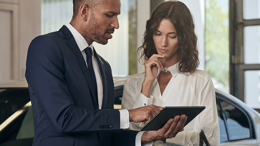 Сотрудник BMW консультирует клиента