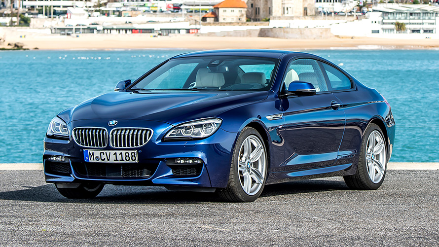 BMW 6 серии Coupé (F13), вид спереди с поворотом в три четверти, на фоне пляжа BMW 6 серии Coupé (F13), вид спереди с поворотом в три четверти, на фоне пляжа