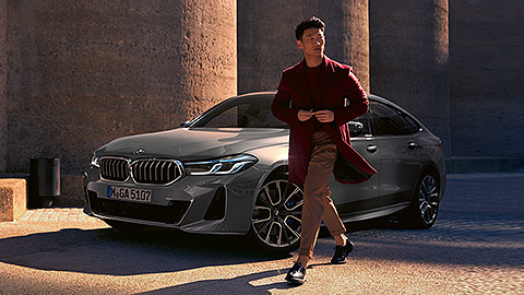 BMW 6 серии Gran Turismo (G32), вид спереди с поворотом в три четверти, с моделью