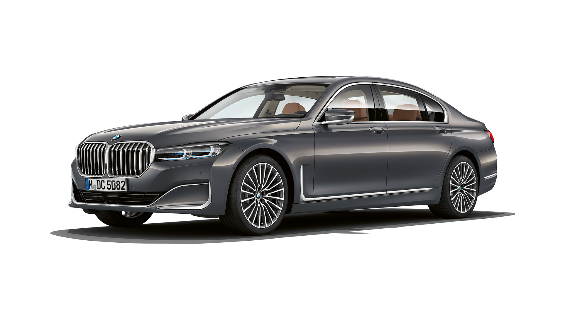 BMW 7 серии Седан с дизайном Pure Excellence: вид спереди с поворотом в три четверти BMW 7 серии Седан серого цвета с дизайном Pure Excellence: вид спереди с поворотом в три четверти