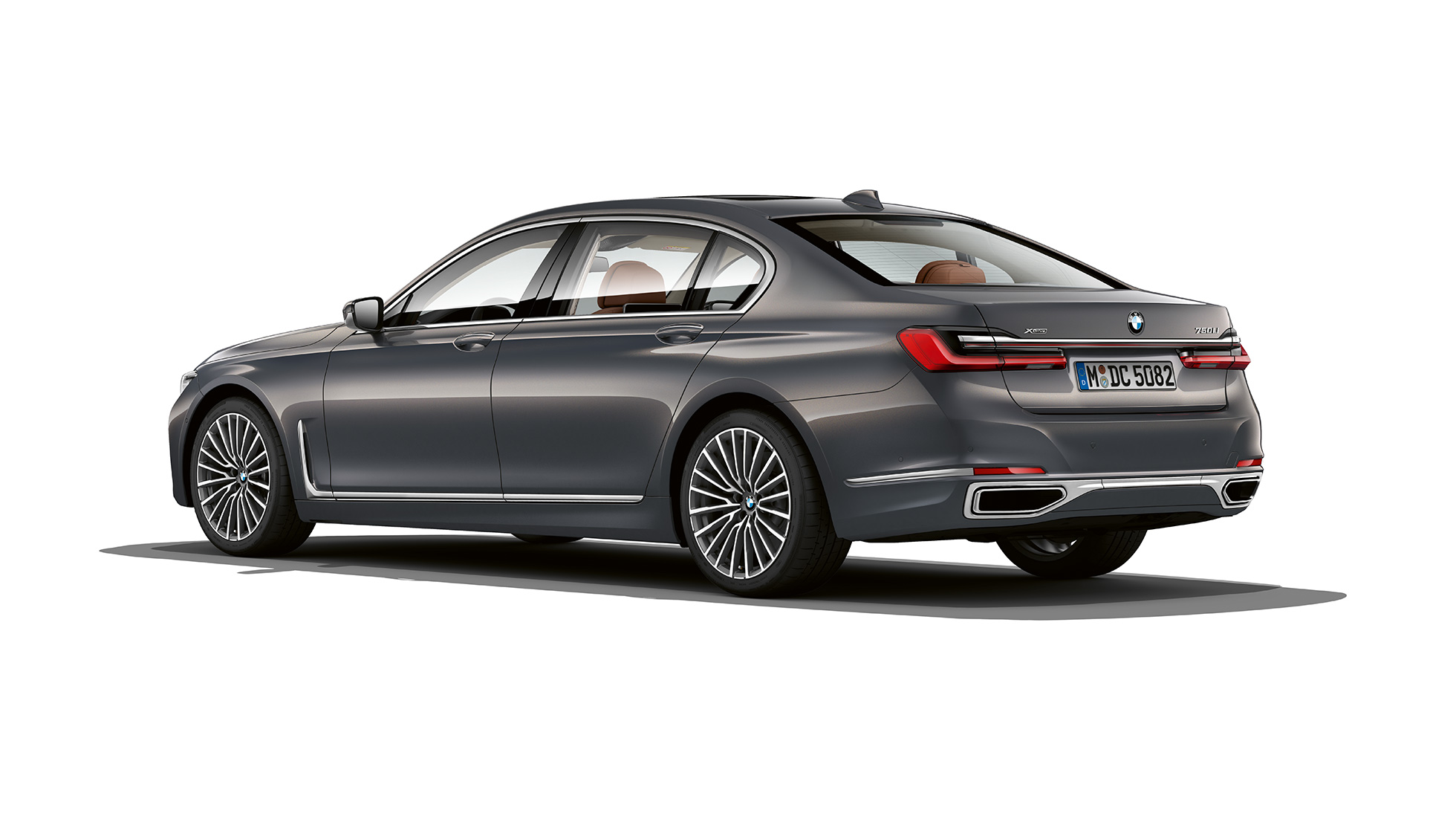 BMW 7 серии Седан с дизайном Pure Excellence: вид сзади с поворотом в три четверти BMW 7 серии Седан серого цвета с дизайном Pure Excellence: вид сзади с поворотом в три четверти