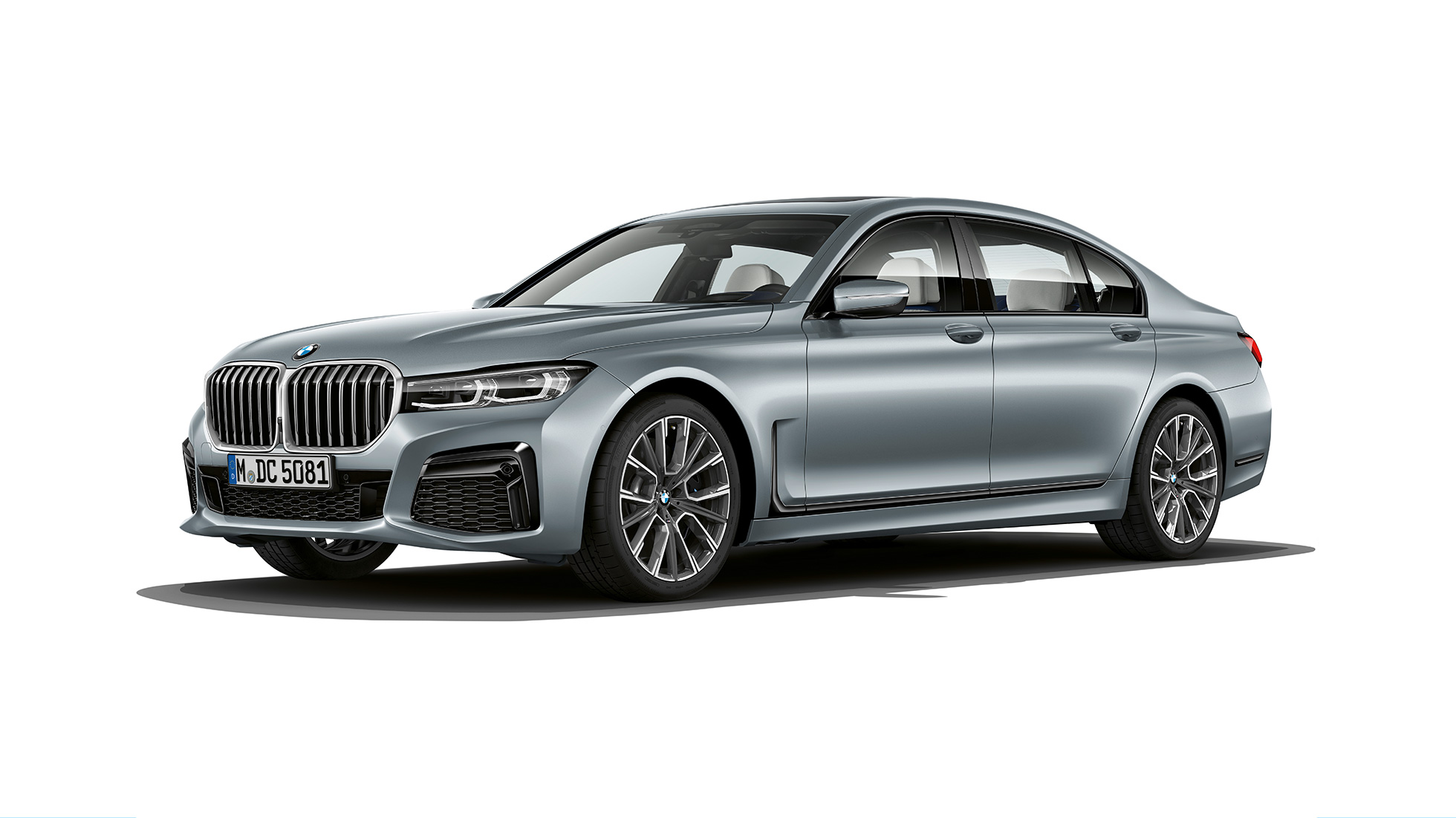 BMW 7 серии Седан с пакетом M Sport: вид спереди с поворотом в три четверти BMW 7 серии Седан серого цвета с пакетом M Sport: вид спереди с поворотом в три четверти