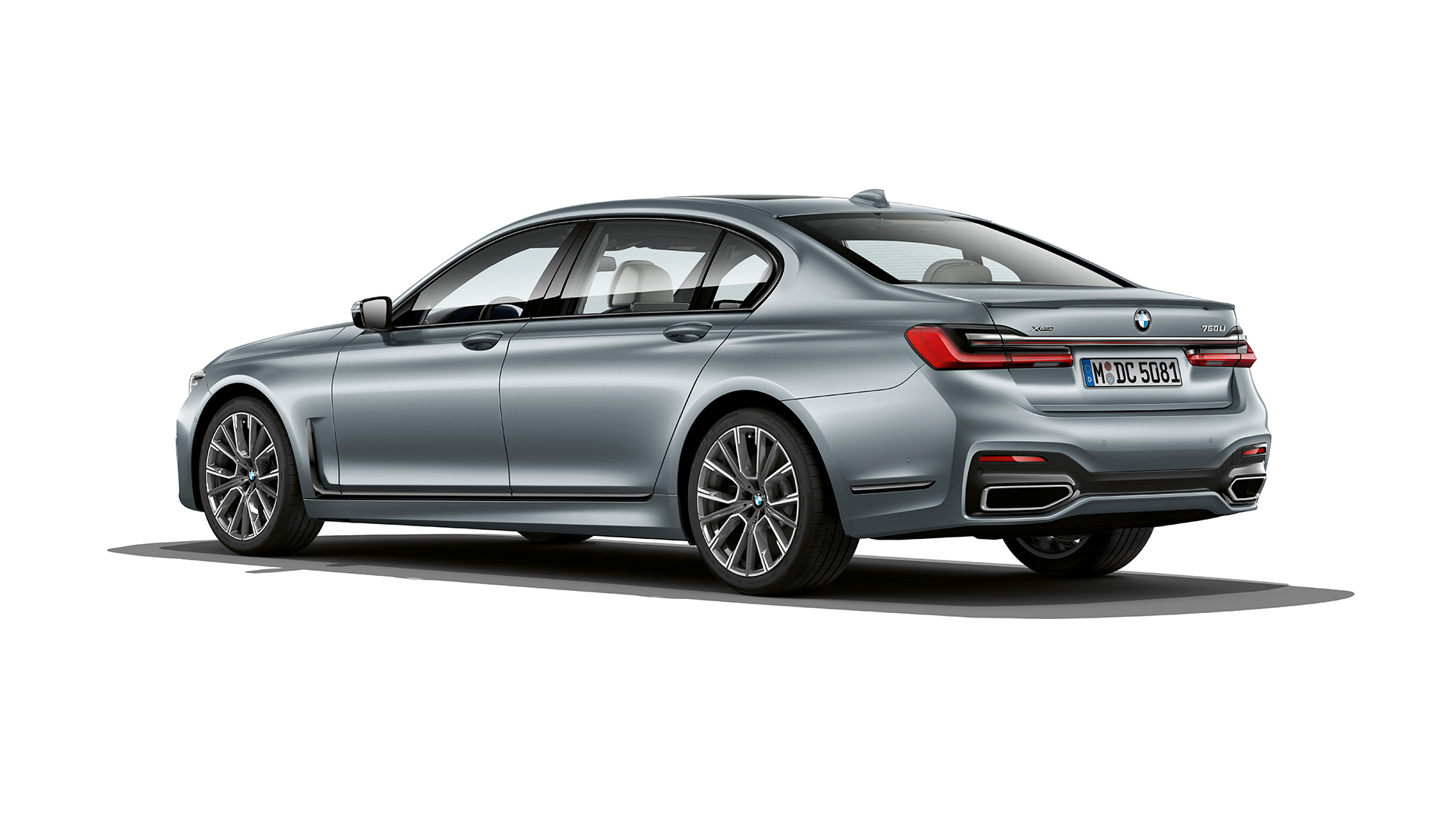 BMW 7 серии Седан с пакетом M Sport: вид сзади с поворотом в три четверти BMW 7 серии Седан серого цвета с пакетом M Sport, вид сзади с поворотом в три четверти