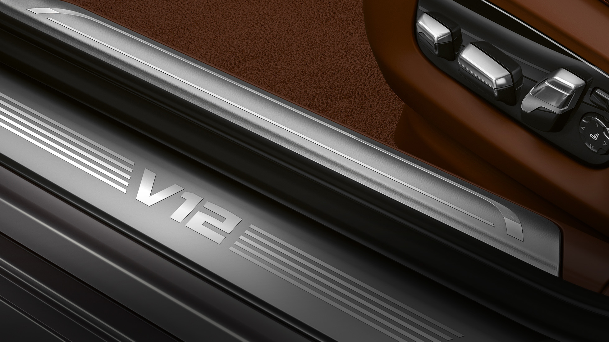 Порог BMW с обозначением V12 BMW M760Li xDrive: Накладка на порогах с обозначением V12 крупным планом