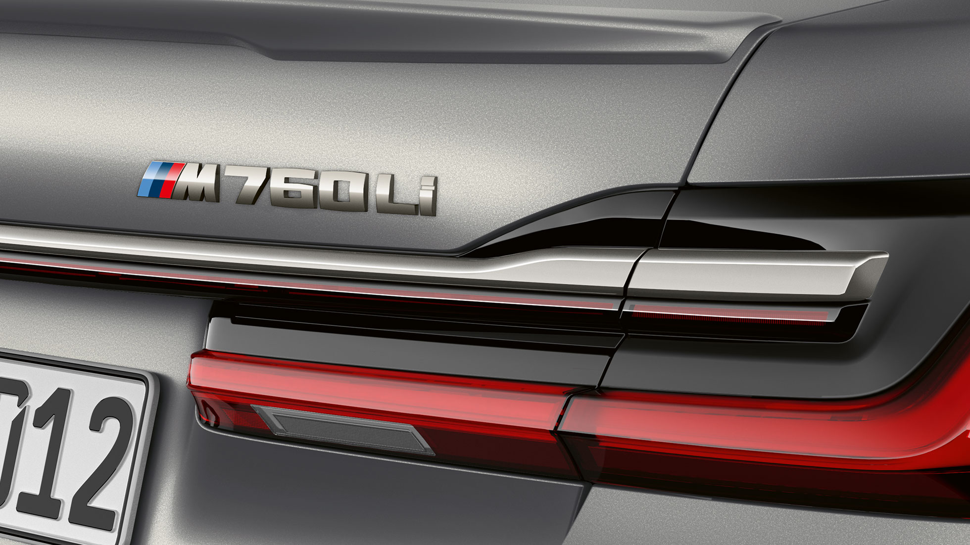 BMW 7 серии Седан: крупный план эмблемы BMW M760Li BMW 7 серии Седан: крупный план эмблемы BMW M760Li на задней части кузова