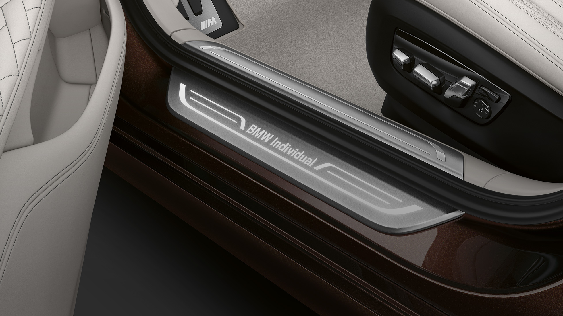 BMW 7 серии Седан: порог двери BMW 7 серии Седан: порог двери с надписью «BMW Individual»