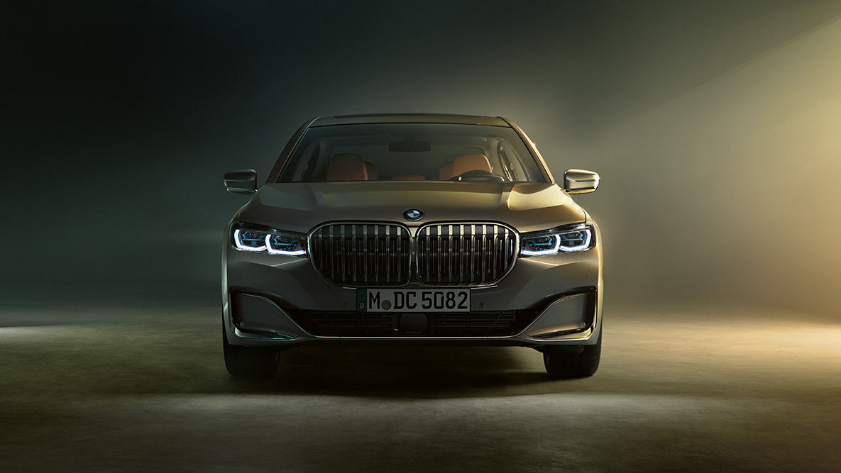 BMW 7 серии Седан: вид спереди BMW 7 серии Седан: вид спереди в условиях приглушенного освещения